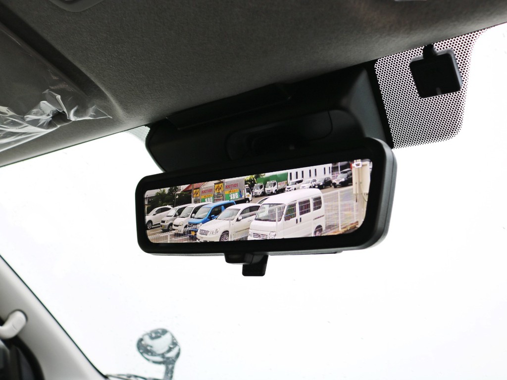 デジタルインナーミラーも完備！　車両後方カメラ映像をインナーミラーディスプレイに表示し、後方の安全確認をサポートします。送迎に旅行に大活躍の一台！　ご来店お問い合わせはＦＬＥＸ神戸店まで！