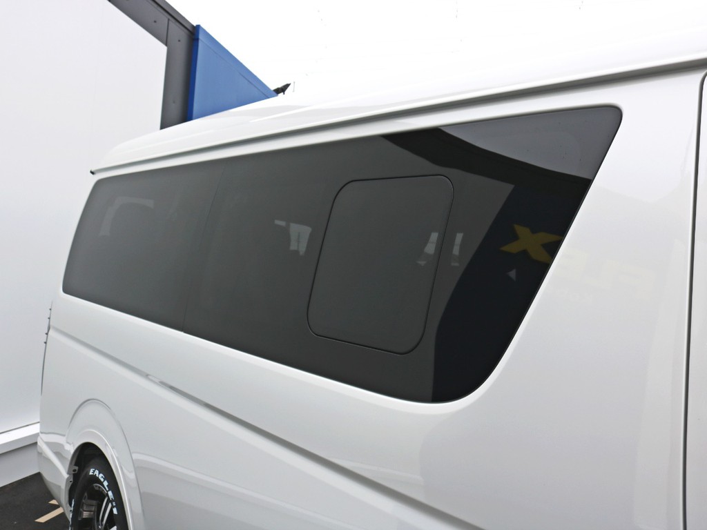 スライドドアが無い方の窓は小窓付きです♪　こまめな換気にも役立ちます。