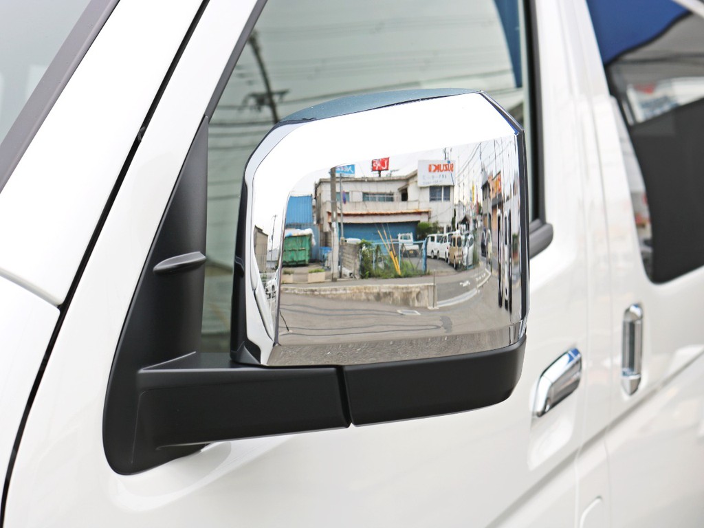 ６型からはミラーの形状がご覧の通り高級感ある形状に変わりました♪　ミラーの下には新メーカーオプションのパノラミックビューモニター用のカメラが設置されています。