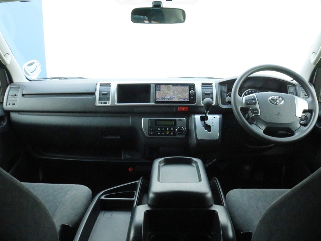 自動ドア・LEDヘッドライト・プッシュスタート他新車時メーカーオプションも多数完備！　広々とした空間の10人乗り！　送迎にも旅行にもファミリー常用にも対応した快適な一台です！