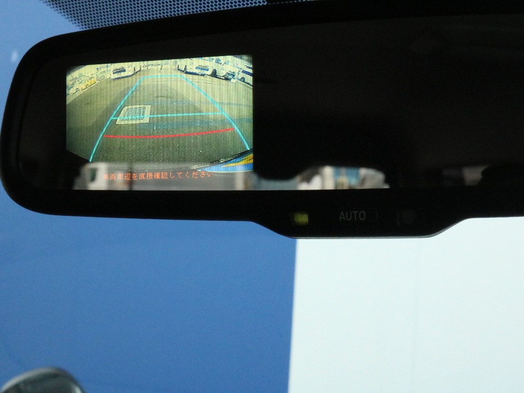バックカメラ内蔵自動防眩ミラーを完備！　バックカメラの映像はこの自動防眩ミラーに映し出されます。