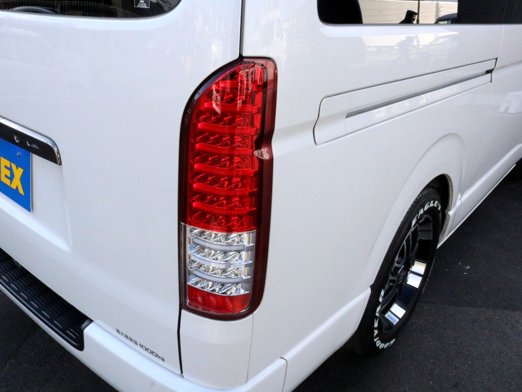 ヴァレンティ　LEDテールランプを装着済み！　後方視認性が高く綺麗なデザインです。