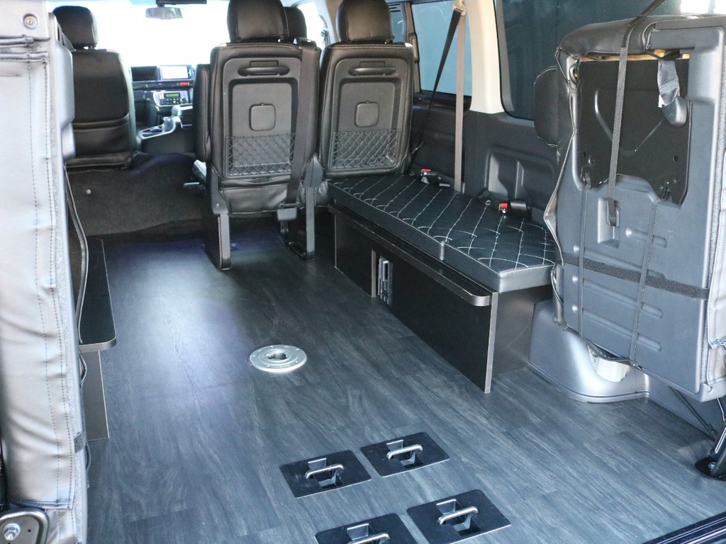 全面フローリング施工済みなので足元に安定感があり、お手入れも楽々です♪　更に３列目シートは、現在新車では不可能になった横座り搭乗が可能なんです！　まさに掘り出し物の一台ですね♪