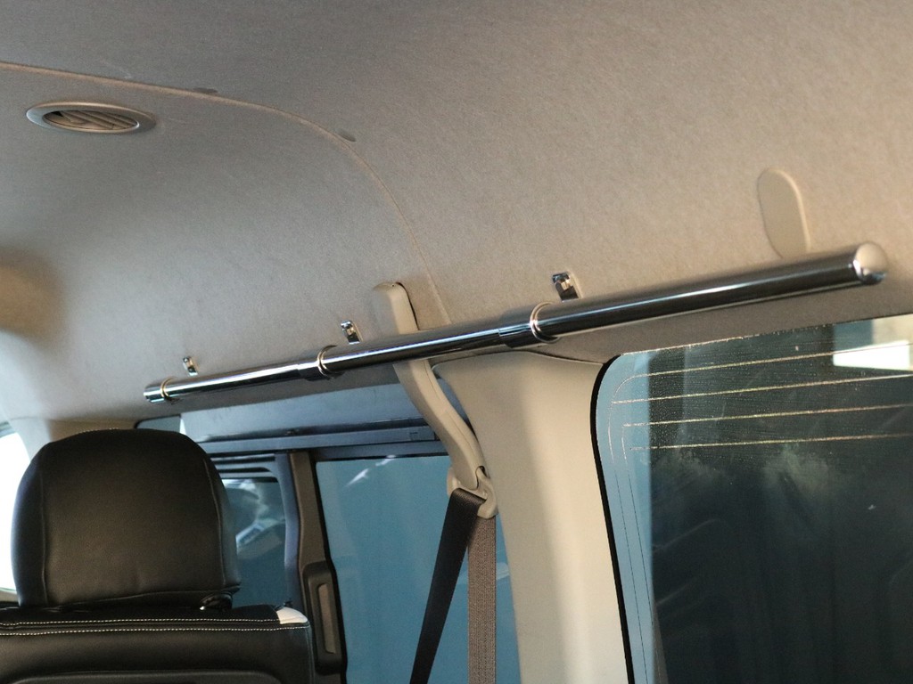 品質に定評があるオグショーのＥＳマルチパイプラックを両サイドに完備しています。別売りのアタッチメントでルームキャリアとして使うのも、ハンガーとして活用するのも貴方次第！