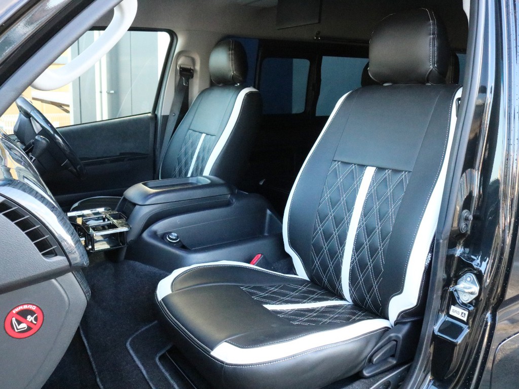 Ｈｅａｒｔｓダイヤキルトレザー調白ステッチシートカバーを装着済み！　黒と白の統一感があるセンスの良い一台です。