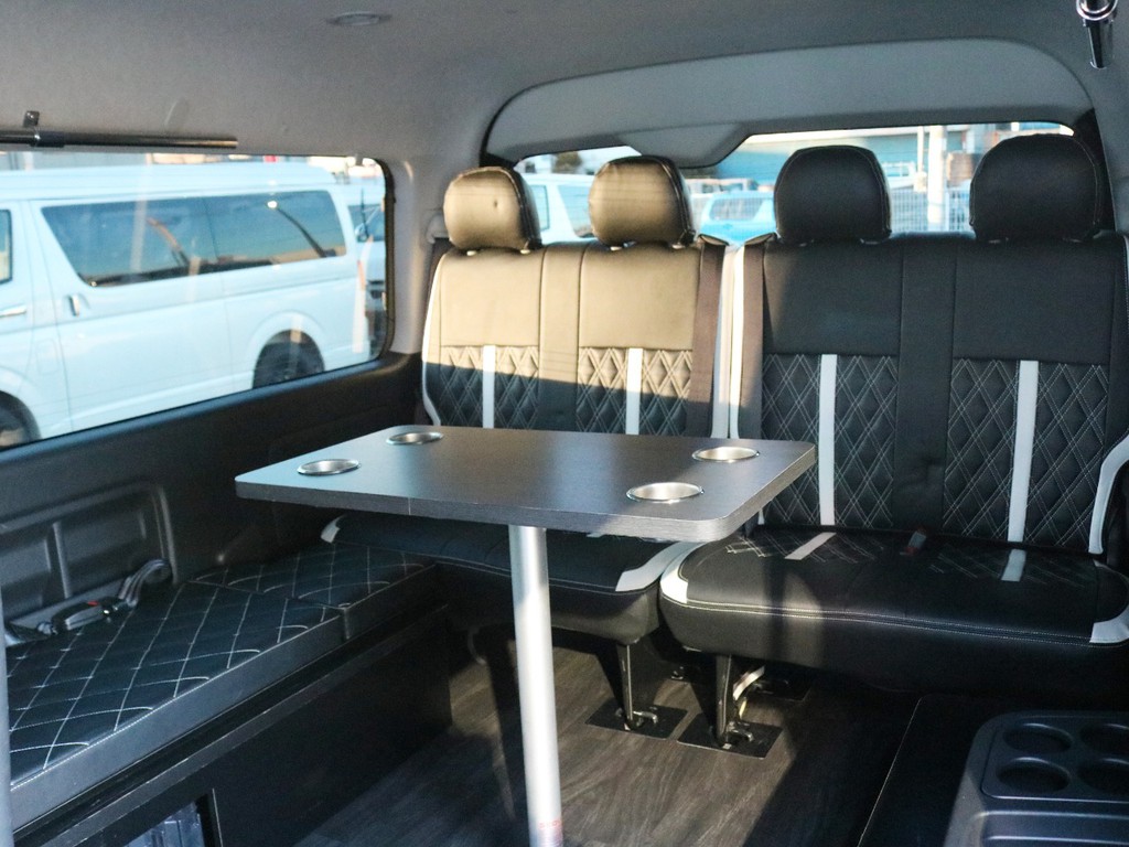 ３～４列目のベッドパネル３枚を外し、付属のドリンクホルダー付きテーブルキットを装着すると車内でランチを楽しめちゃいます。ゲストに楽しいひと時を提供しちゃいましょう♪