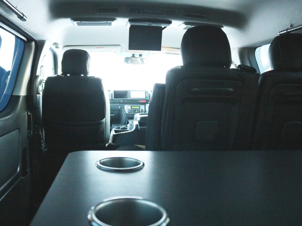 ４列目に座って前方を見た写真です。フリップダウンモニターで映像を楽しみながら快適にドライブできます。