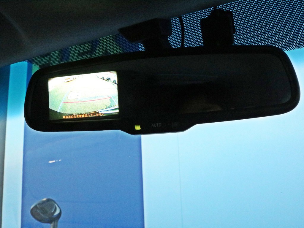 バックカメラも完備！　バックカメラの映像はバックカメラ内蔵自動防眩ミラーの左側に描写されます。