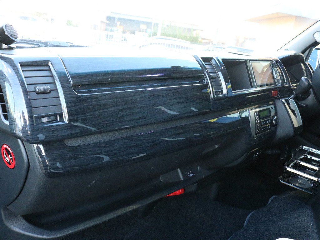 コックピットにはインテリアパネルも完備しています。快適性もドレスアップも追及された希少な一台です！