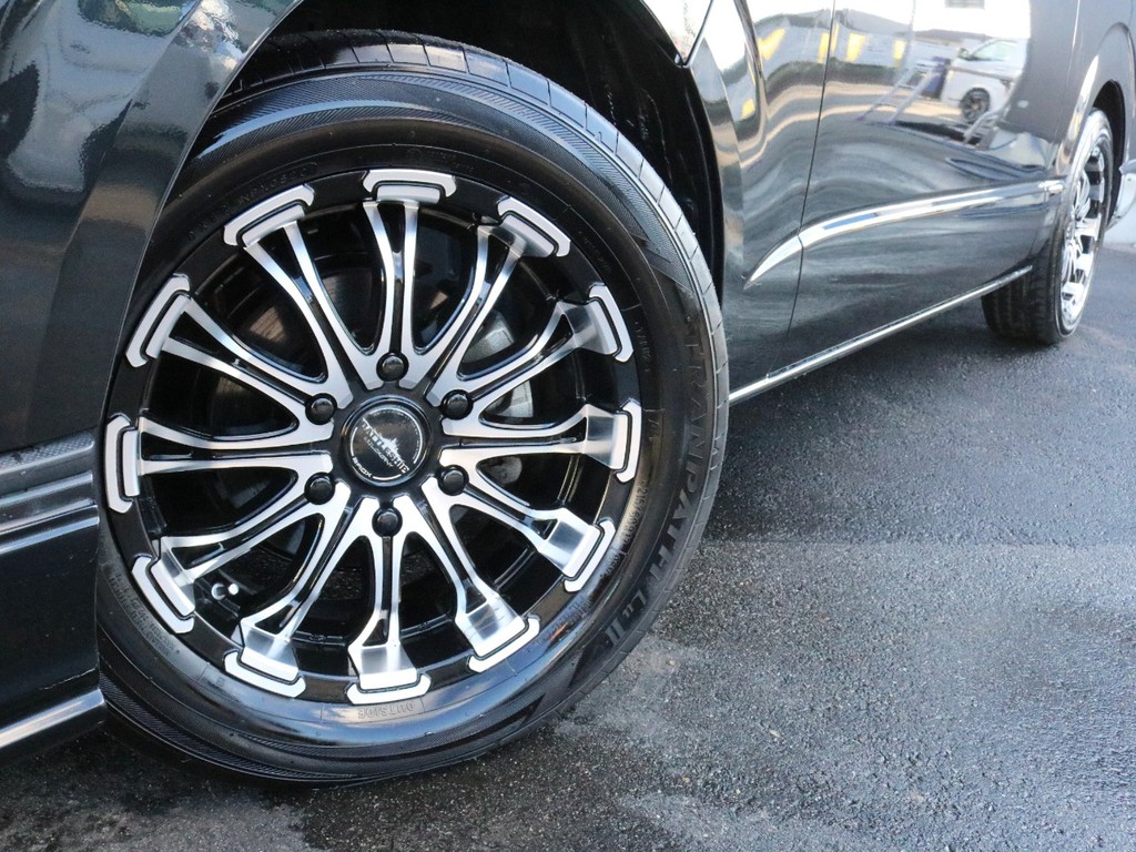 足元にはロクサーニ　バトルシップ１８インチアルミを装着済み！