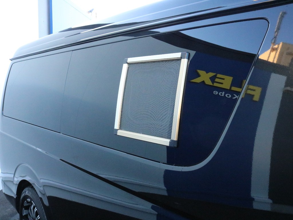 快適性を追求した車両の為、側面の小窓には網戸が設置されています。虫の多い夏場のキャンプやアウトドアでの活躍が期待出来ます。