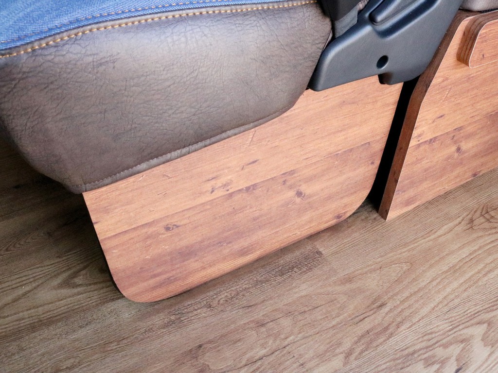セカンドシートの足元にはVer1デニム用のフッドパネルが設置されています。