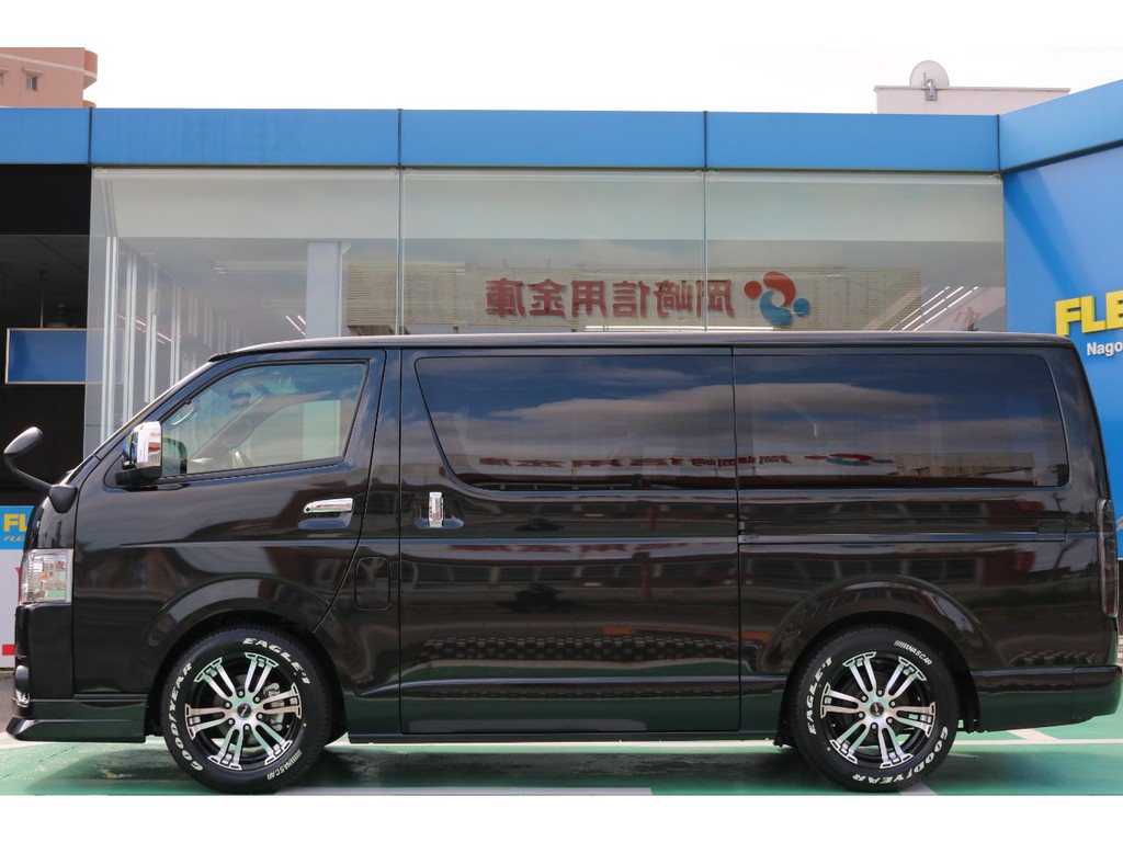 両側パワースライドドアなので乗り降りや荷物の積み下ろしがとても楽です！　パワースライドドアは運転席からも操作可能です。