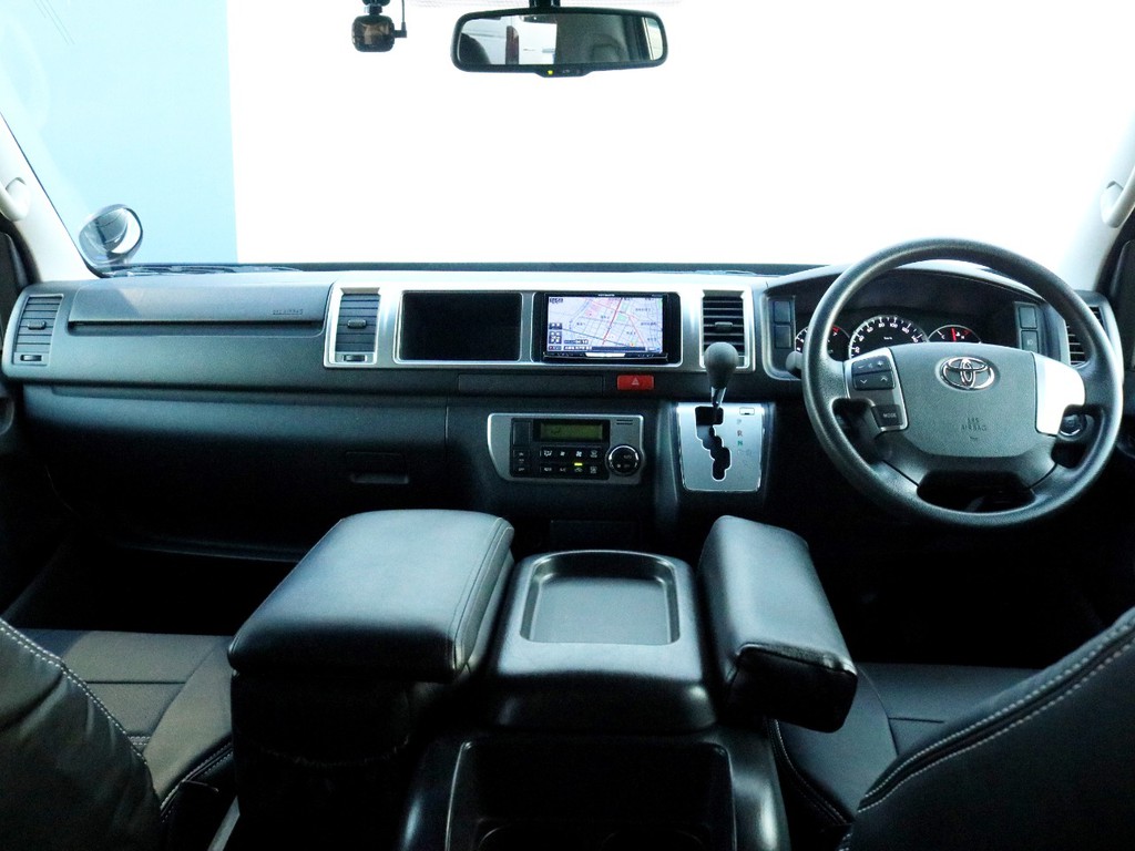 カタログにない【特設ブラック】のグランドキャビンをベースに、エクステリアはフルエアロ、ボンネット、オーバーフェンダーを装着。足元にはＥＳＳＥＸ１８ｉｎｃｈＡＷをインストールした迫力の１台！