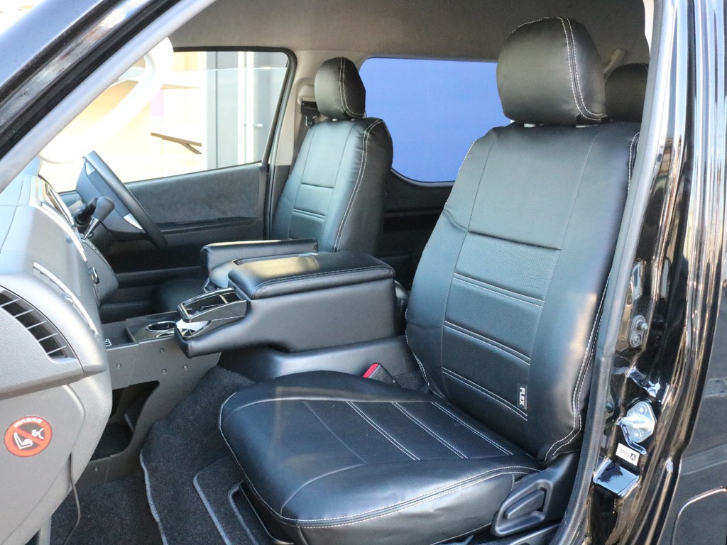 ＦＬＥＸオリジナルレザー調シートカバーを装着済み！　高級感を演出すると共に、純正シートの保護効果も期待出来ます。