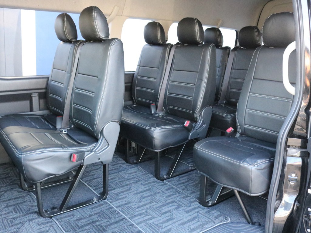 勿論全席にＦＬＥＸオリジナルレザー調シートカバーを装着済み！　車内に統一感あります。