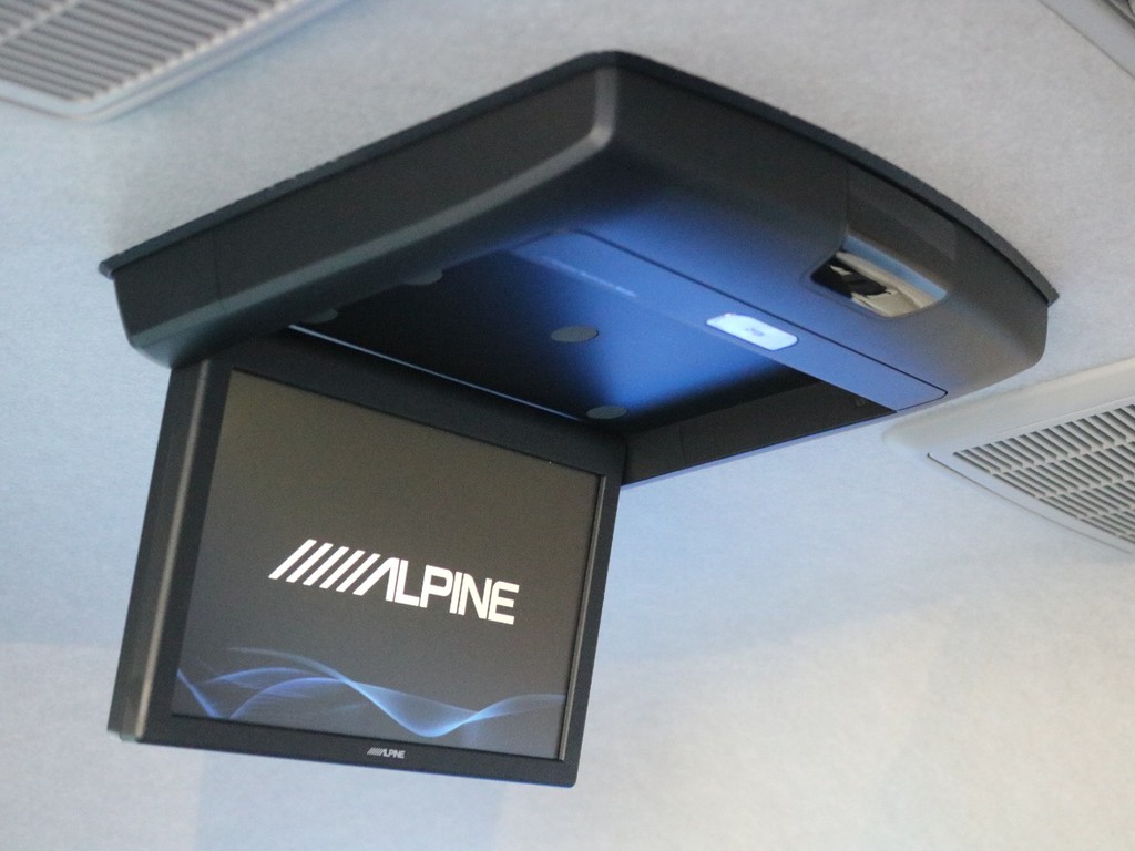 アルパインフリップダウンモニターを装着済み！　後席のゲストを退屈させません！