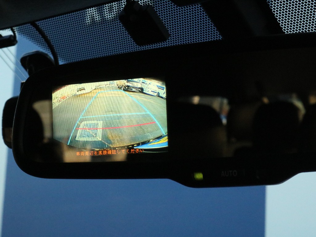 バックカメラ内蔵自動防眩ミラーを完備！　バックカメラの映像は写真の通りミラーの左側に表示されます。