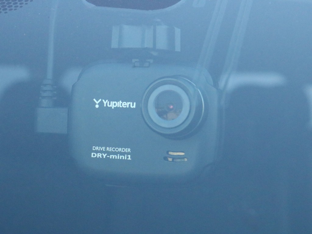 ドライブレコーダーも装着済み！　ドライブ中の映像を記録することによってトラブルの際に証拠となる動画を提出することが可能です。安全運転に心がけましょう。