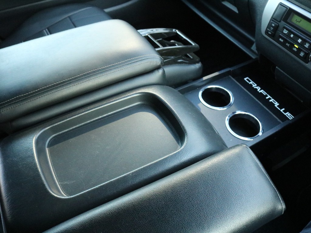 クラフトプラスコンソール＆アームレストを装着済み！　ドリンクやスマホを置ける他、ひじ掛けとして使えるので長距離ドライブが楽になります♪