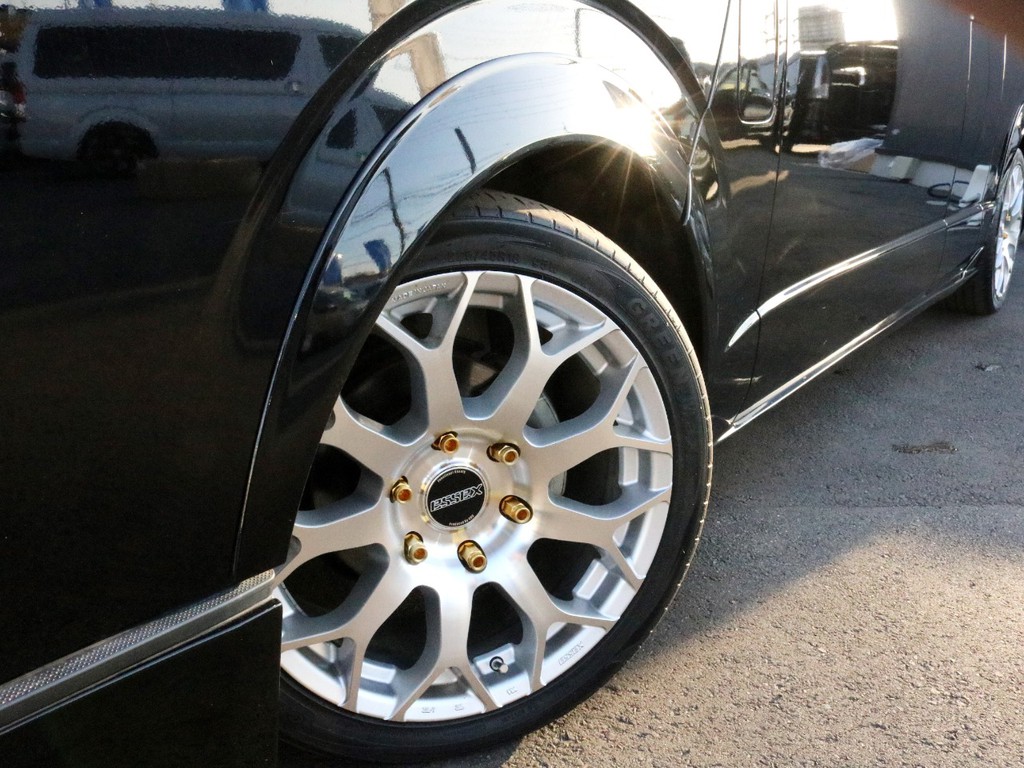 ESSEX１８インチアルミ＆ESSEXレーシングナットを装着済み！　同色塗装済みオーバーフェンダーも装着済みで足回りのドレスアップがしっかり決まっています！