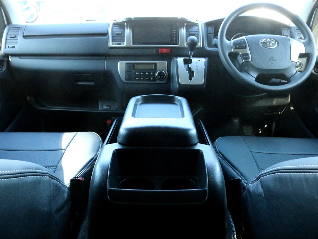 LEDヘッドライト、プッシュスタート＆スマートエントリー等の新車時メーカーオプションも多数完備！DELF02AW、アルティメットLEDテール、ブラックレザー調シートカバー等、新品パーツも多数装着！