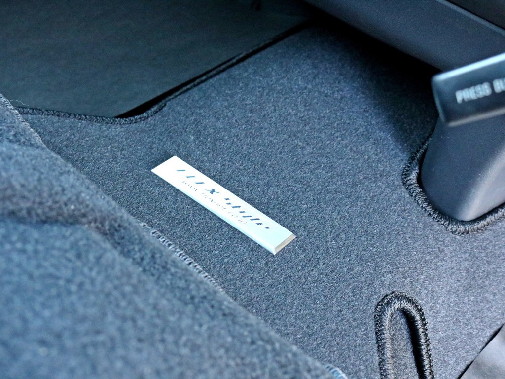 ＦＬＥＸオリジナル新品フロアマットも設置済みです！　車両の状態の良さもあって中古っぽさがとても少ないです。