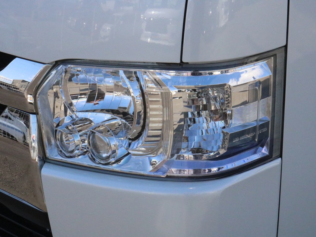 メーカーオプションのＬＥＤヘッドライトも完備！　ＬＥＤフォグライトと組み合わせれば暗い夜道も明るく照らすことが可能です。