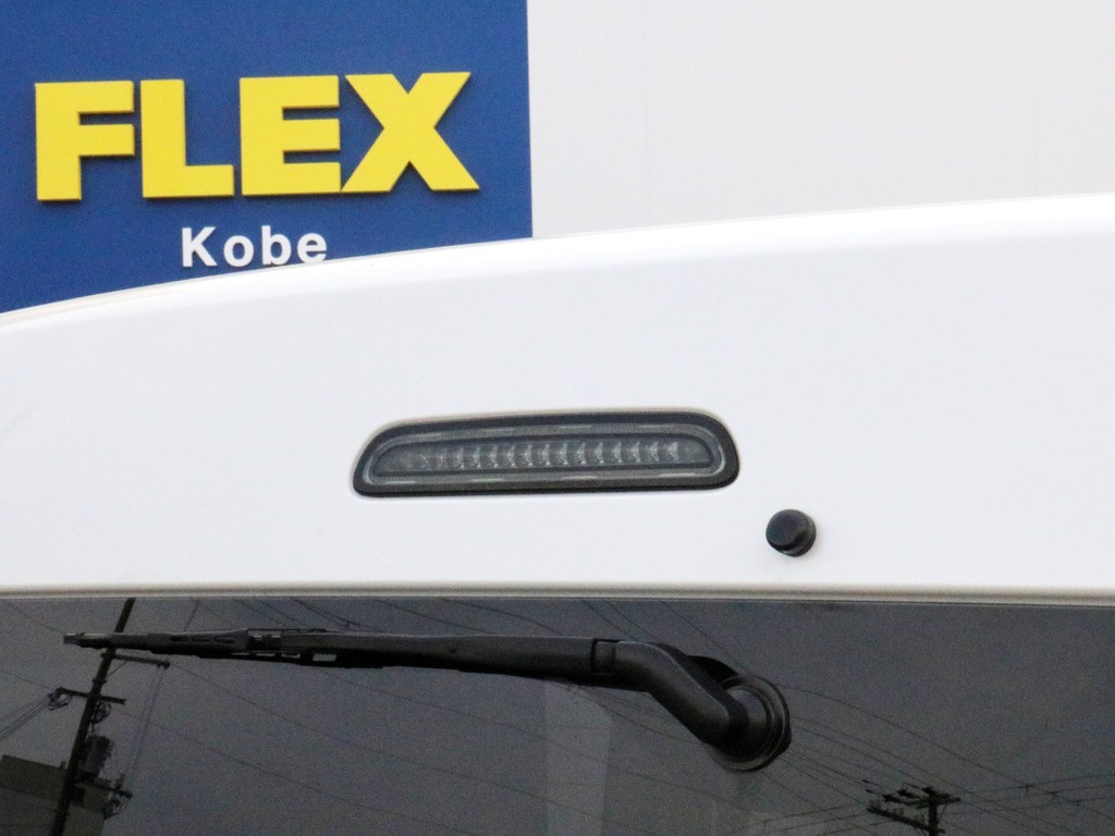 ヴァレンティLEDハイマウントストップランプ装着済み！　ブレーキランプ点灯時に一緒に光って後方からの視認性を高め、衝突防止に寄与します。