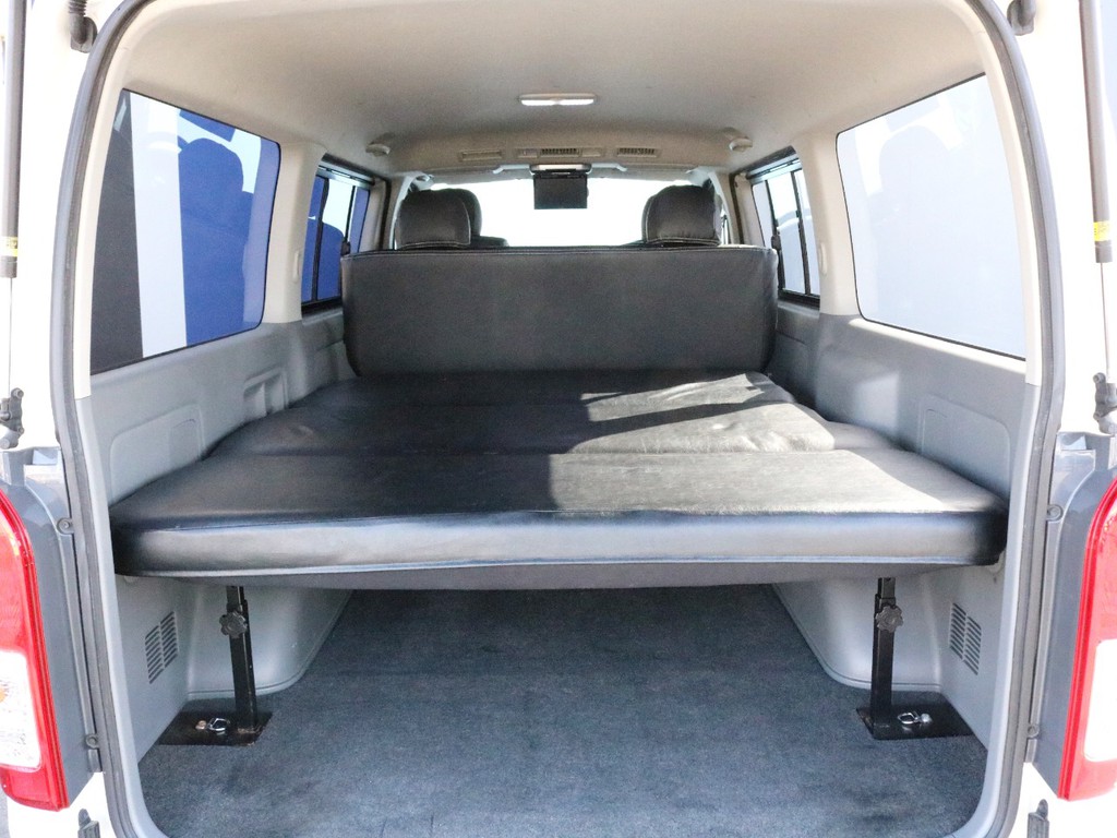 荷室にはベッドキットが設置されています。レジャーにもアウトドアにも気軽に乗り出せる一台です。
