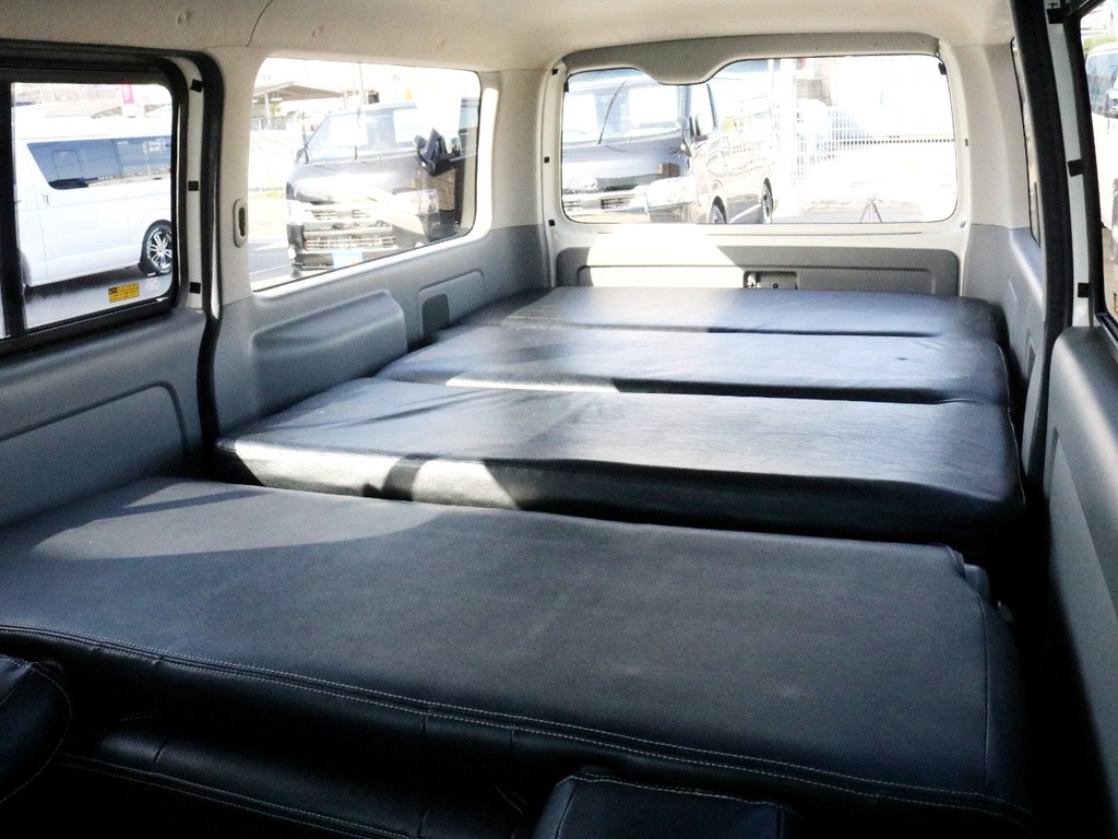 セカンドシートを倒すことによって後部スペース全体がフルフラットになります。車中泊や沢山の荷物を載せる時に便利です♪