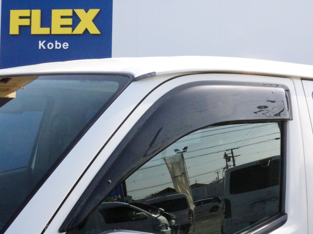 サイドバイザーも装着されています。窓を開けた時に直風が車内に入るのを防ぐ他、雨よけにもなります。
