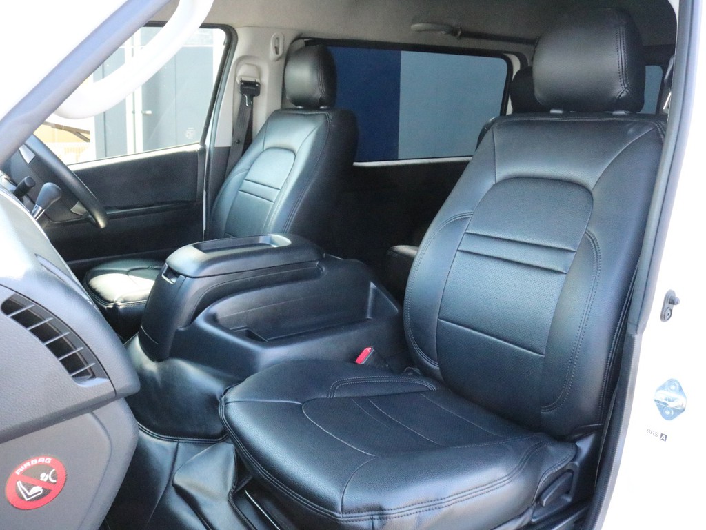 ユーアイビークル　レザー調シートカバーを装着済み！　車内に高級感を与えると共に、純正シートの保護効果も期待出来ます。