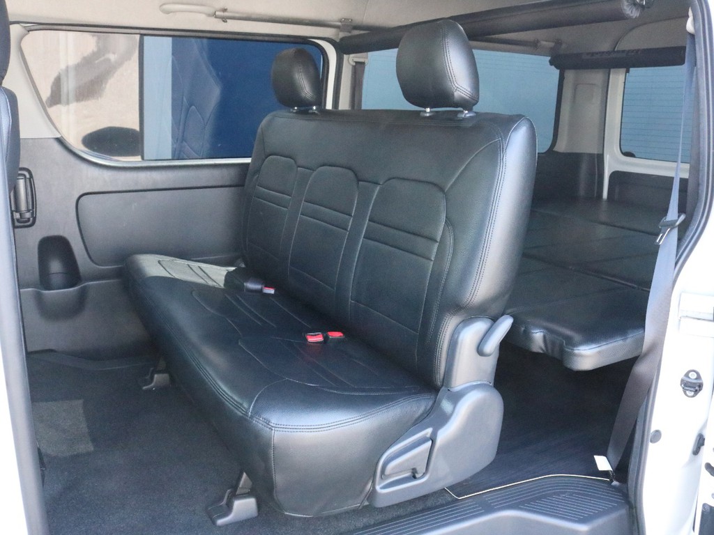 後部座席にもユーアイビークル　レザー調シートカバーを装着済み！　車内全体に統一感がありますね♪