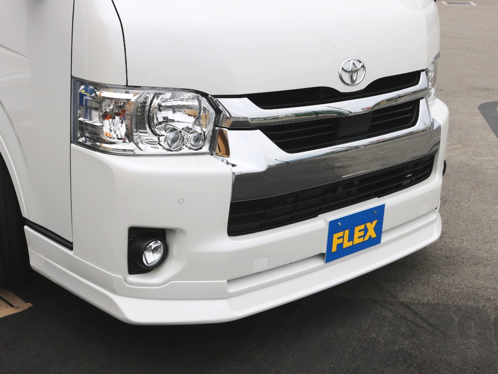 フロントにはＦＬＥＸデルフィーノラインフロントリップを装着！　フェイス回りが引き締まって見えます。