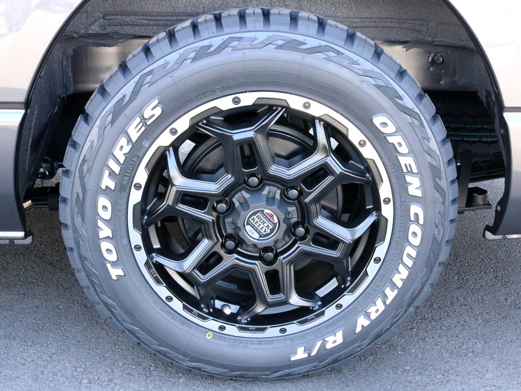 足元にはロックケリー１６インチホイールをインストール！　タイヤは走破性とデザイン性に優れたTOYOオープンカントリータイヤを合わせました！