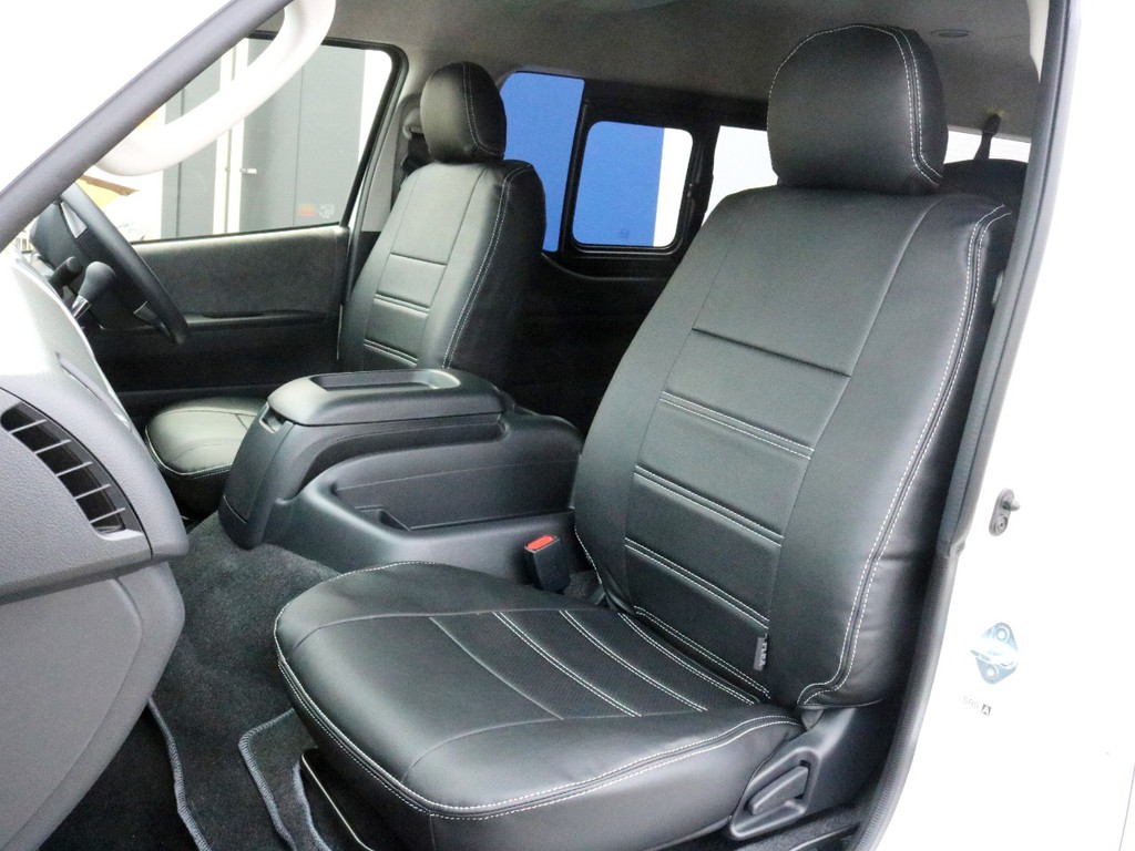 FLEXオリジナル　レザー調シートカバーを設置済み。車内に高級感を与えると共に、純正シートの保護効果も期待出来ます。