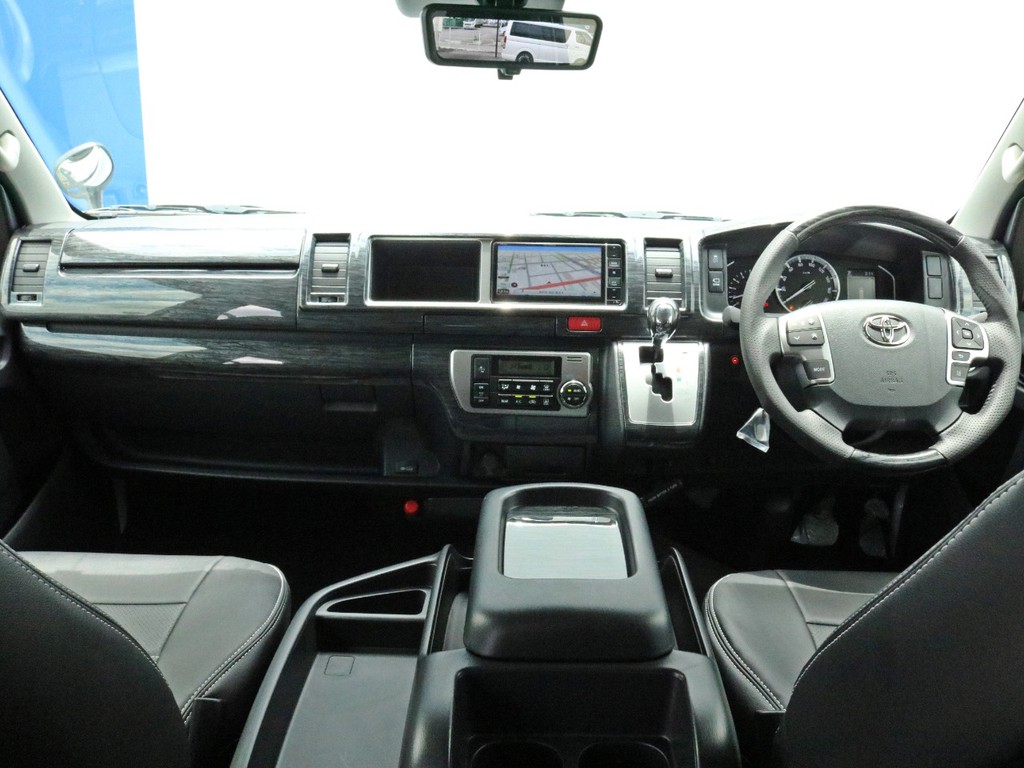 全面フローリング施工、センターテーブルも標準装備した人気のシートアレンジ車！　ＦＬＥＸオリジナルパーツを中心にて内外装カスタムコンプリート！　内装も外装も洗練された一台です！