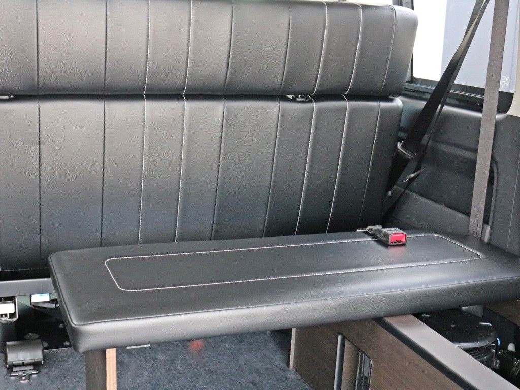 3列目には後ろ向き1名が乗車可能です！　3列目シートは使用しない時にはベッドパネルの一部として写真右側のリアヒーターボックスの上に設置する事が可能です。