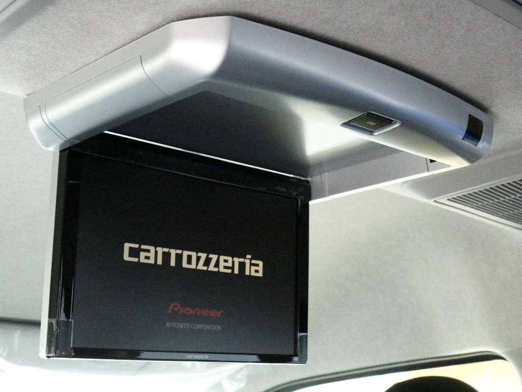 カロッツェリアフリップダウン後席モニターを完備！　運転中にも後席のゲストを退屈させません！　車中泊時にもご活用頂けます。