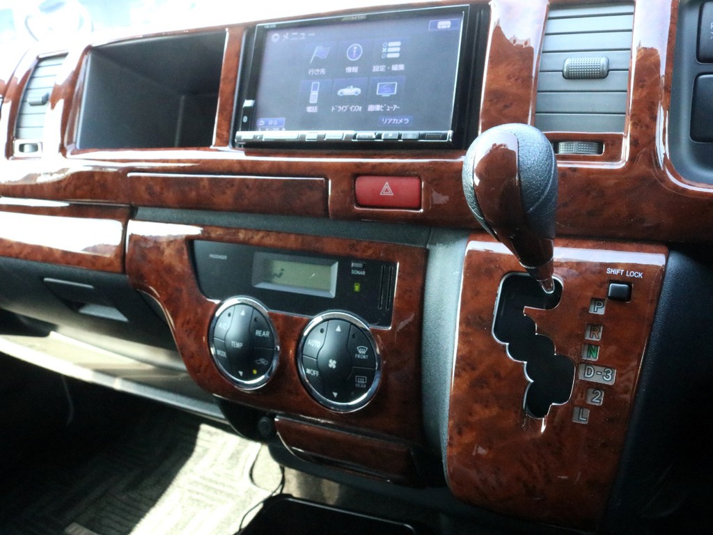 ワゴンでは唯一の５ドア仕様のトヨタ車体パーソナルワゴン入庫！　2列目・３列目にはスライドレールを備えた、オットマン付き４キャプテンシートを搭載。在庫台数が少なく次回入庫未定の希少な１台です！