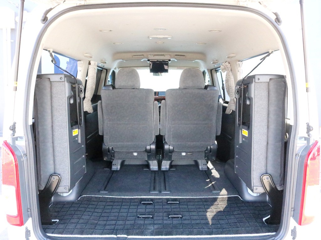 キャプテンシートを搭載して後部座席の快適性を追求した車両ですが、キャプテンシートを前に詰めて4列目シートを跳ね上げることによって十分な荷室スペースを確保することが可能です！