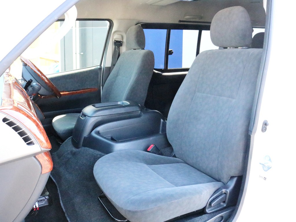 運転席助手席の写真です。シートカバーの装着等ご要望が御座いましたらお気兼ねなくお申し付け下さい。
