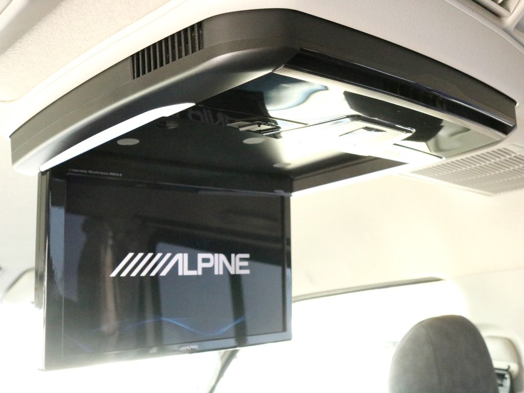 アルパイン１１型フリップダウン後席モニターを搭載！　キャプテンシートに座る後席のゲスト達を退屈させません！