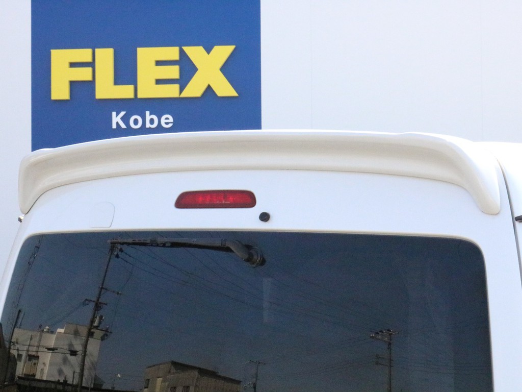 リアゲート上部にはリアスポイラーを装着済み！　バックカメラ搭載車両の為、リアミラーも取り外してリアミラーホールカバーによってフラット化されています。