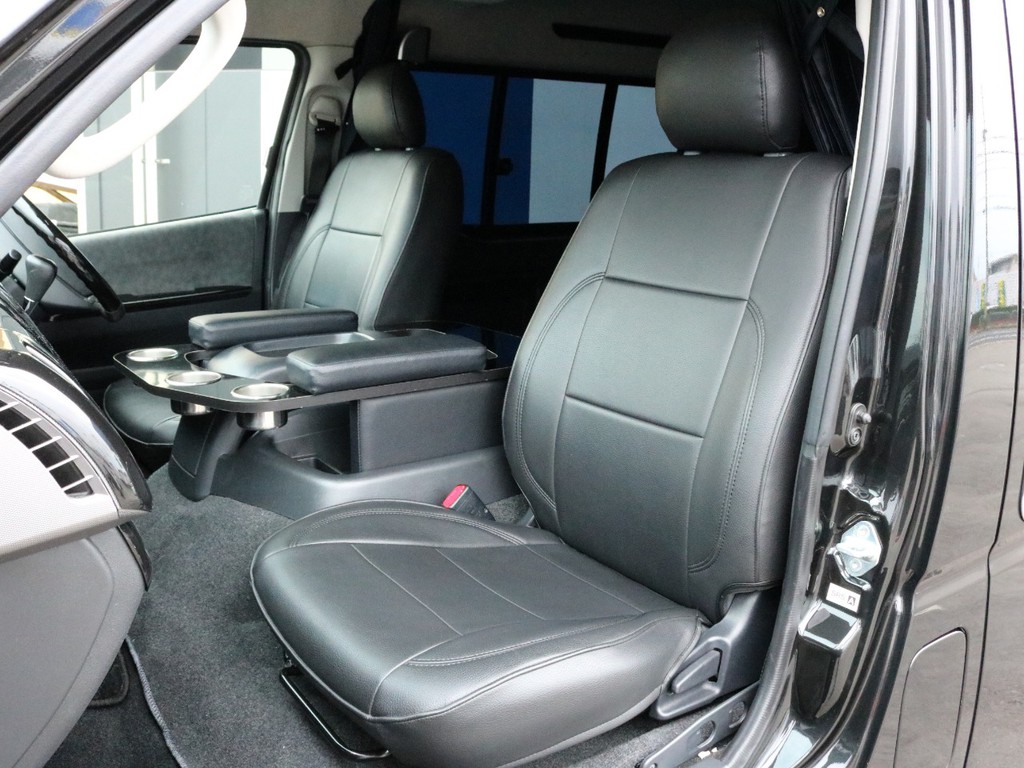 レザー調シートカバーを装着済み！　運転席と助手席の間のセンターコンソールにはXYZのマルチアームレストワイドタイプが設置されています！　使い勝手もデザインも決まっています！