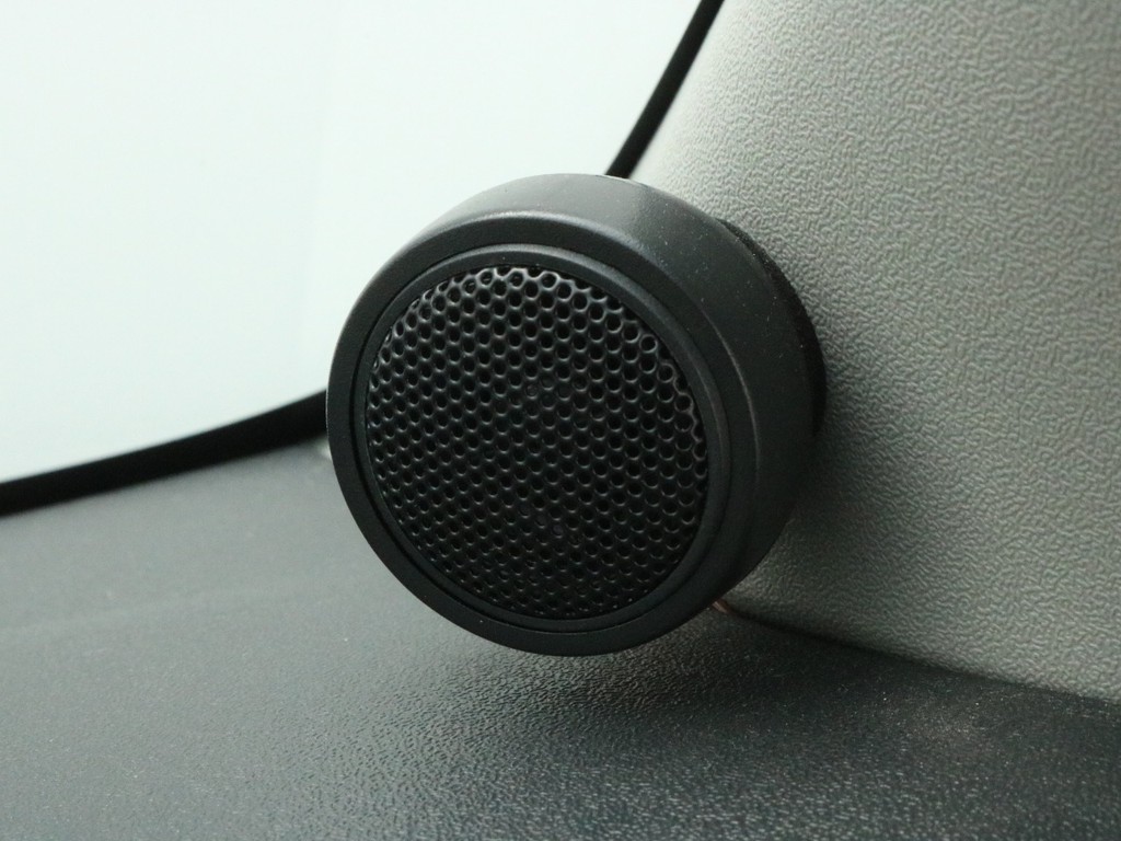 運転席助手席の前にはツイーター（小型スピーカー）が設置されています。ルーフスピーカーと相まって快適な音響がお楽しみ頂けます。