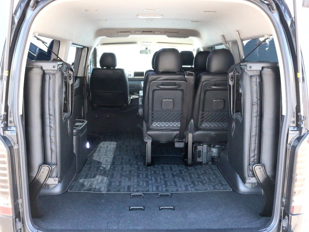4列目シートを跳ね上げることによってワゴンでも十分な荷室スペースを確保することが可能です。レジャーやアウトドアにも使える一台です♪