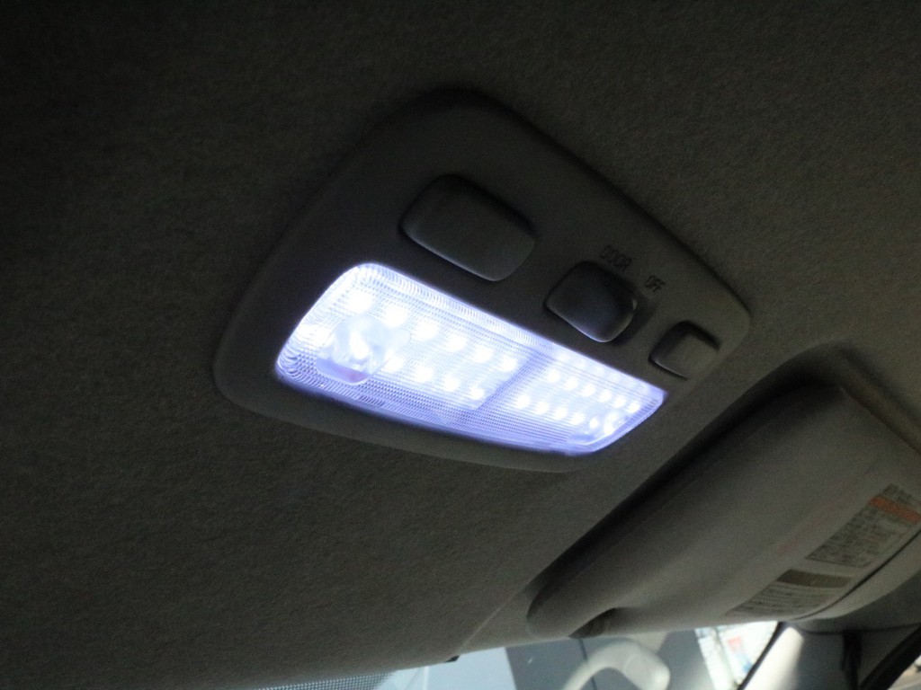 LEDルームランプも設置済み！　純正のままだと夜中の車内は薄暗いのですが、LEDに変えることによって夜中でも車内を明るく保つことが可能です。