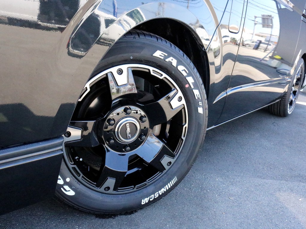 足元にはフレックスDelf03　17インチホイールを装着済み！　タイヤはナスカーホワイトレタータイヤを合わせています。